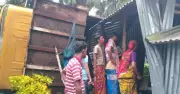 নড়াইলে পাথরবোঝাই ট্রাক উল্টে ঘুমন্ত স্কুলছাত্রীর মৃত্যু