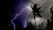 ঢাকাসহ ১৭ অঞ্চলে ঝড়ের সতর্কতা, বৃষ্টি অব্যাহত থাকার পূর্বাভাস