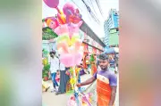 সংসারের তাগিদে ফুটপাতে বসেছেন পারভীন, খেলনা বিক্রি করে সংসার চালানো দায়