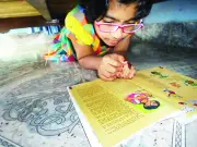 লুকিয়ে লুকিয়ে কিআ পড়ছে এক পাঠক: সময়মতো স্কুলে যাওয়ার অভিনব বুদ্ধি