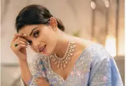 শাড়ি বিতর্ক: তানজিন তিশার বিরুদ্ধে প্রতারণার মামলায় সমন জারি