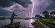 টাঙ্গাইলে বজ্রপাতে নৌকায় রঙয়ের কাজ করতে গিয়ে দুই শ্রমিকের মৃত্যু