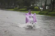 টাইফুন বাভি চীনে আঘাত, ১৭ লাখ মানুষ সরানো
