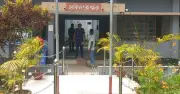 দিনাজপুরে বিয়ের দাবিতে ৬০ বছর বয়সী বৃদ্ধের বাড়িতে অনশন ৪৮ বছর বয়সী নারীর