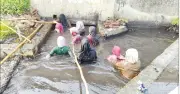বড়পুকুরিয়ার নারীরা: কালো সোনার খোঁজে ময়লা পানিতে জীবন